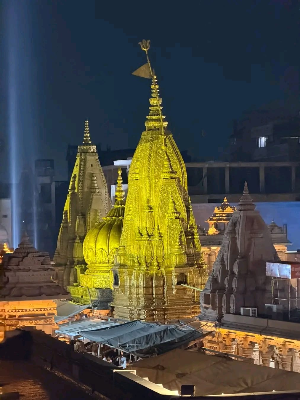 काशी विश्वनाथ धाम के ललिता घाट पर बिखरी अलौकिक छटा: शंखनाद और वैदिक मंत्रोच्चार के बीच शुरू हुई भव्य गंगा आरती, भक्ति में डूबे श्रद्धालु!