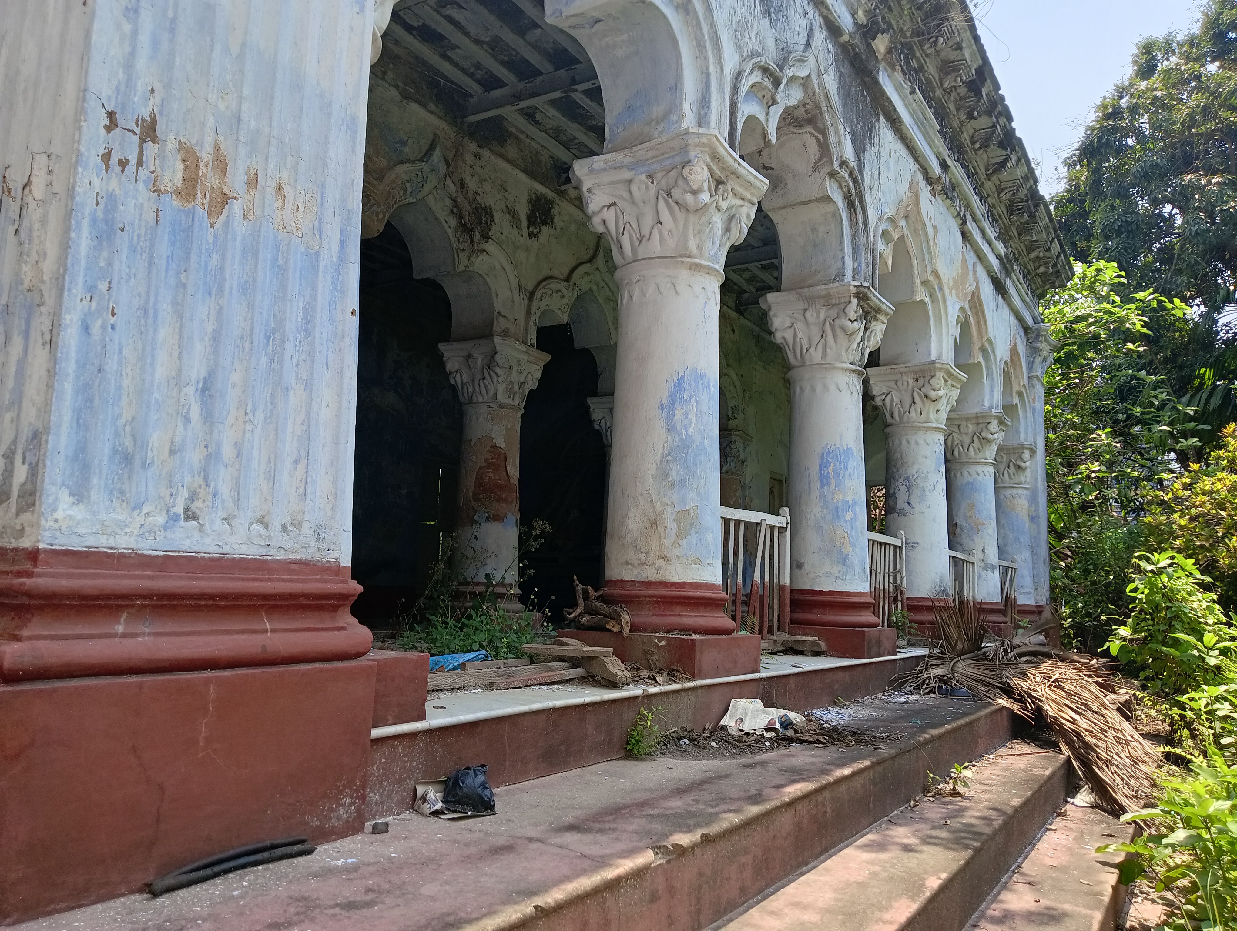 দীর্ঘদিন ধরে অপরিচর্যা ও অযত্নে পড়ে থাকা হাওড়া জেলার উলুবেড়িয়া মহকুমার অন্তর্গত লতিবপুর গ্রামে এক বোনেদি সরকার বংশের ১১০ বছরের পুরানো অন্নপূর্ণা ঠাকুর মন্দির আজ ভগ্নপ্রায় ..,  তদুপুরি ট্যাক্স ফাঁকি..।
