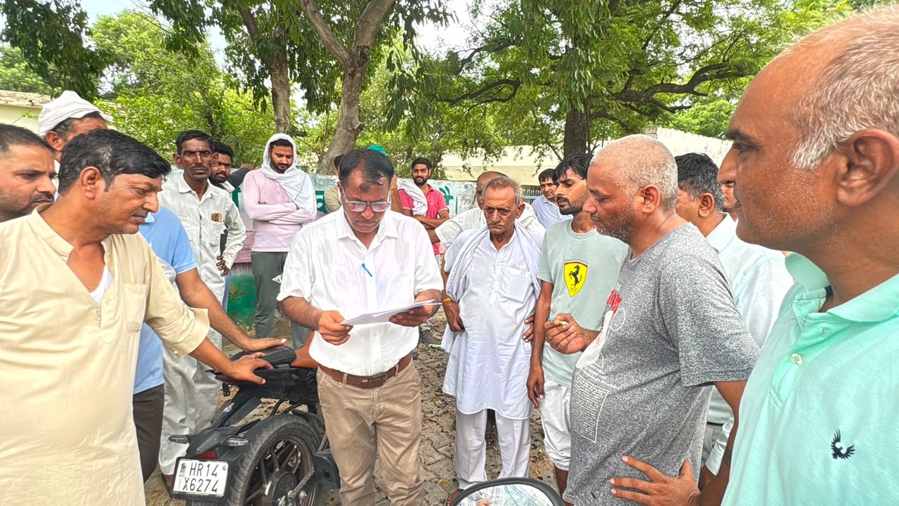 कोसली गांव में अतिक्रमण हटाने की कार्रवाई से पहले दुकानदारों ने बीडीपीओ नाहड़ को सौंपा ज्ञापन