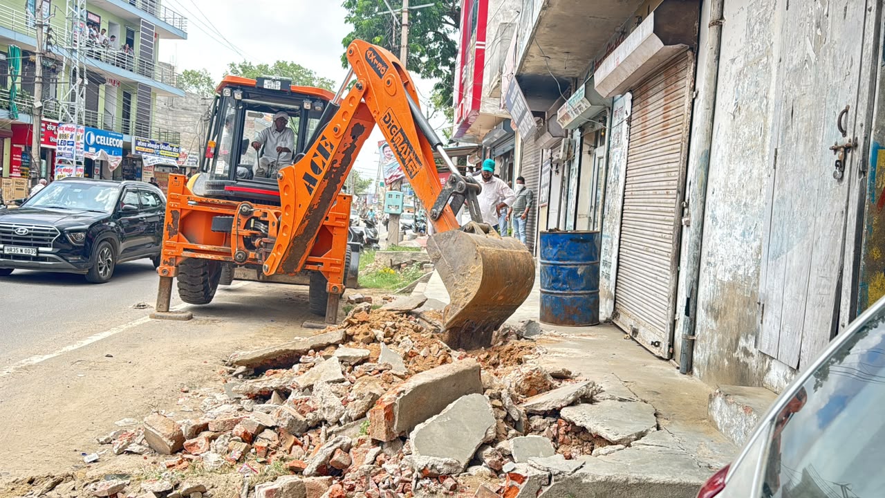 कोसली गांव के बस स्टैंड पर  अतिक्रमण हटाने की कार्रवाई से पहले  दुकानदारों और गांव वासियों ने बीडीपीऔं नाहाड़ के माध्यम से प्रसाशन को सौंपा ज्ञापन।