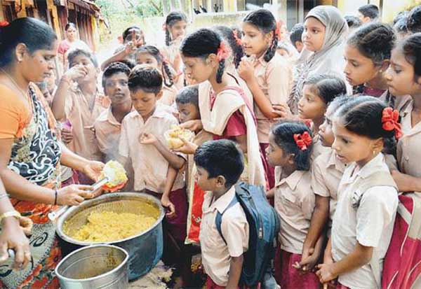 சத்துணவு பணியாளர்கள் இல்லாததால், கூடுதல் பணிச்சுமையில் 10 ஆண்டுகளாக தவிக்கும் ஊழியர்கள...