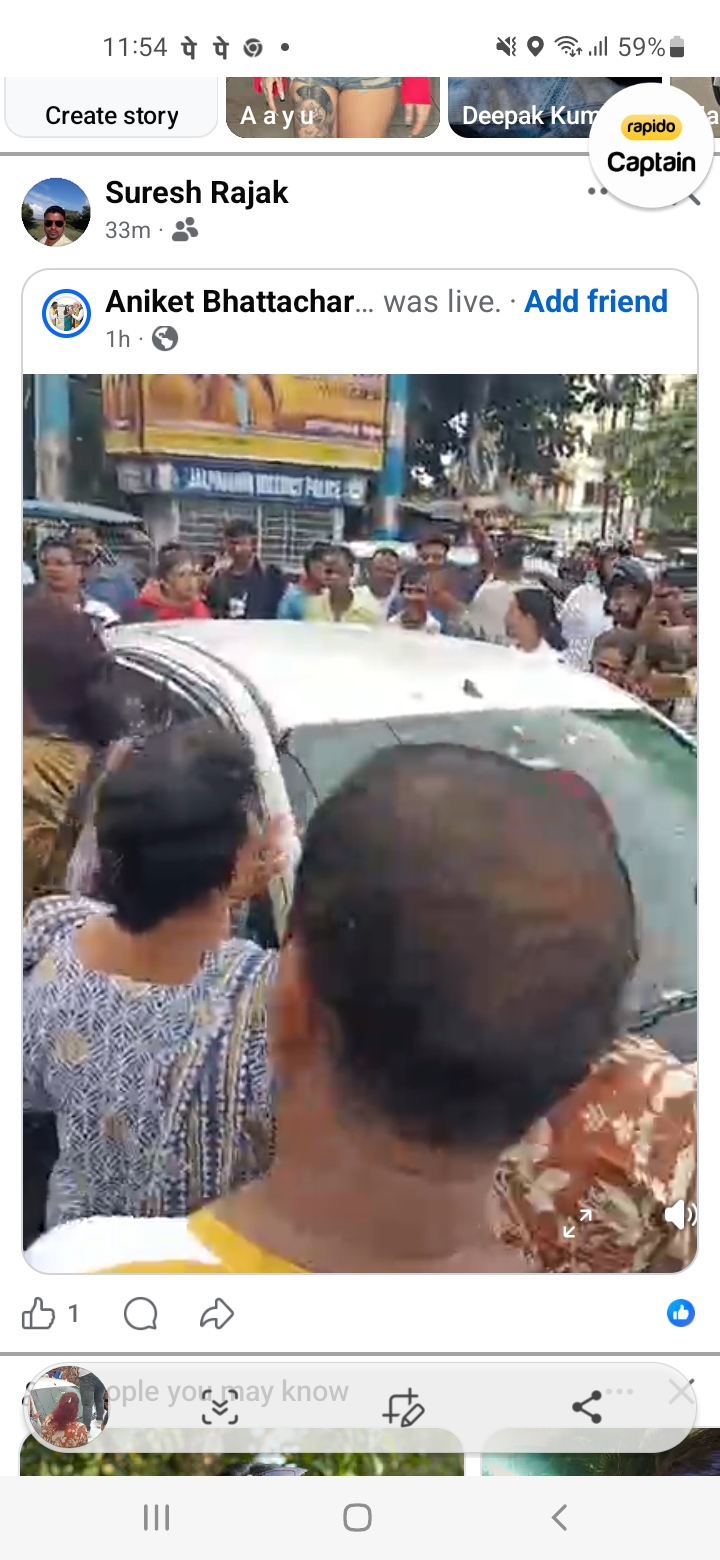 Politic leder douther face public rush