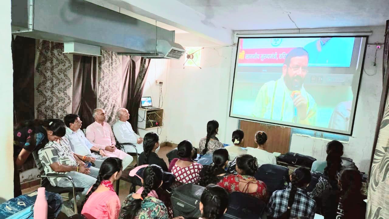 कोसली: भाजपा वरिष्ठ नेता बाबू वीरकुमार यादव ने आईसीएस कोचिंग सेंटर में छात्रों संग देखा मुख्यमंत्री का लाइव संवाद