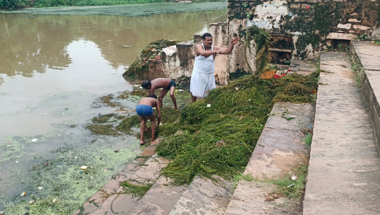 विसर्जन घाट क़ी बुंदेली सेना नें क़ी सघन सफाई  .... सावन माह में लोगों को पार्थिव विसर्जन में आ रही थी परेशानी