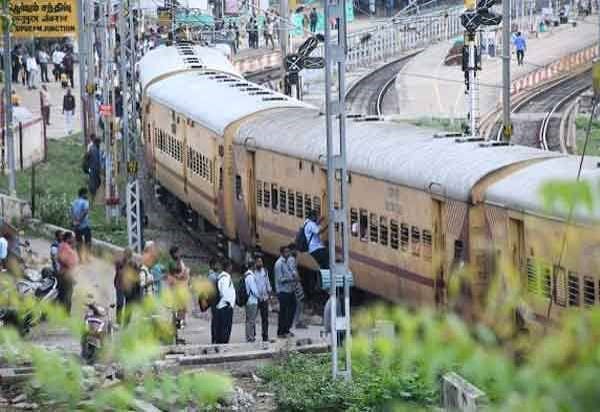 'ரீல்ஸ்' வீடியோ எடுக்கும் இளைஞர்களுக்கு எச்சரிக்கை விடுத்துள்ளது ரயில்வே துறை!!