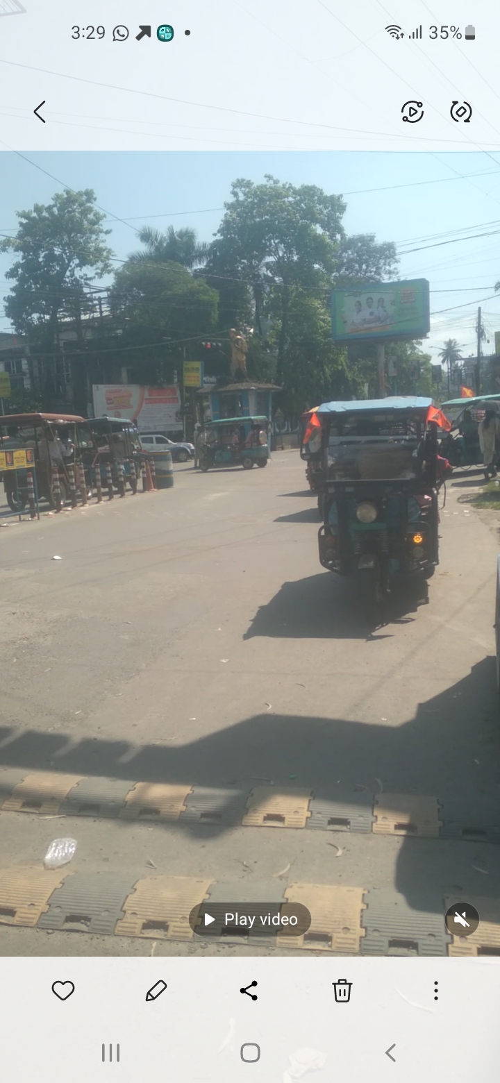 VIP ROAD AREA  UNAUTHORIZED VEHICAL RUSH AT PRESENT TRAFIC OFFICER