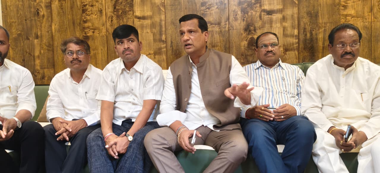 ಕೈಗಾರಿಕಾ ಪ್ರದೇಶದಲ್ಲಿ ವಿಷಯುಕ್ತ ರಾಸಾಯನಿಕ ತ್ಯಾಜ್ಯ ಹಳ್ಳದ ಮೂಲಕ ಹರಿಸುವಲ್ಲಿ ರಾಜಕೀಯ ಮಾಡಲಾಗುತ್ತಿದೆ ಎಂದು ಶಾಸಕ ಡಾ. ಸಿದ್ದಲಿಂಗಪ್ಪಾ ಪಾಟೀಲ್ ಆರೋಪಿಸಿದ್ದಾರೆ.