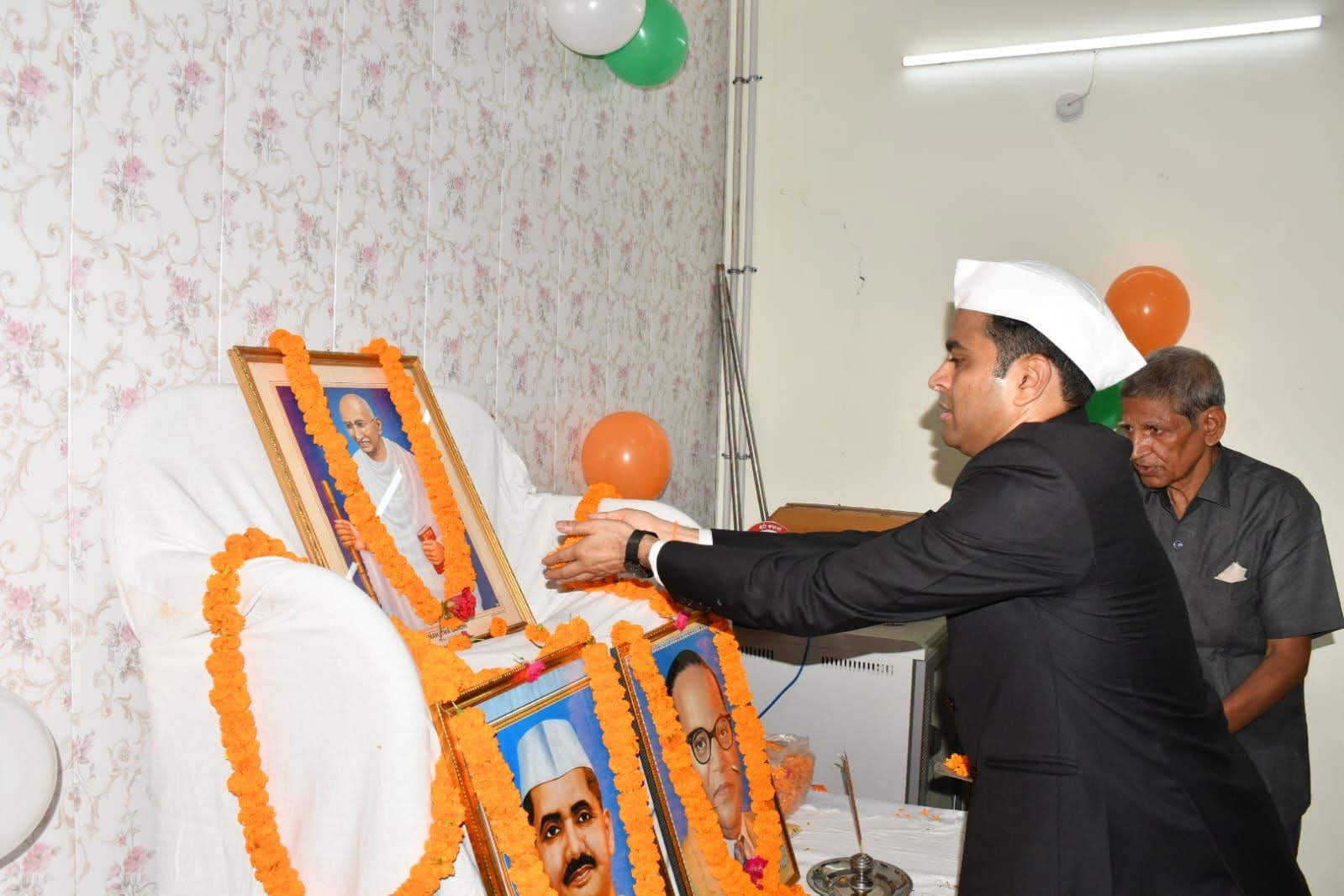 देवरिया में जिला मजिस्ट्रेट कार्यालय में मनाया गया स्वतंत्रता दिवस