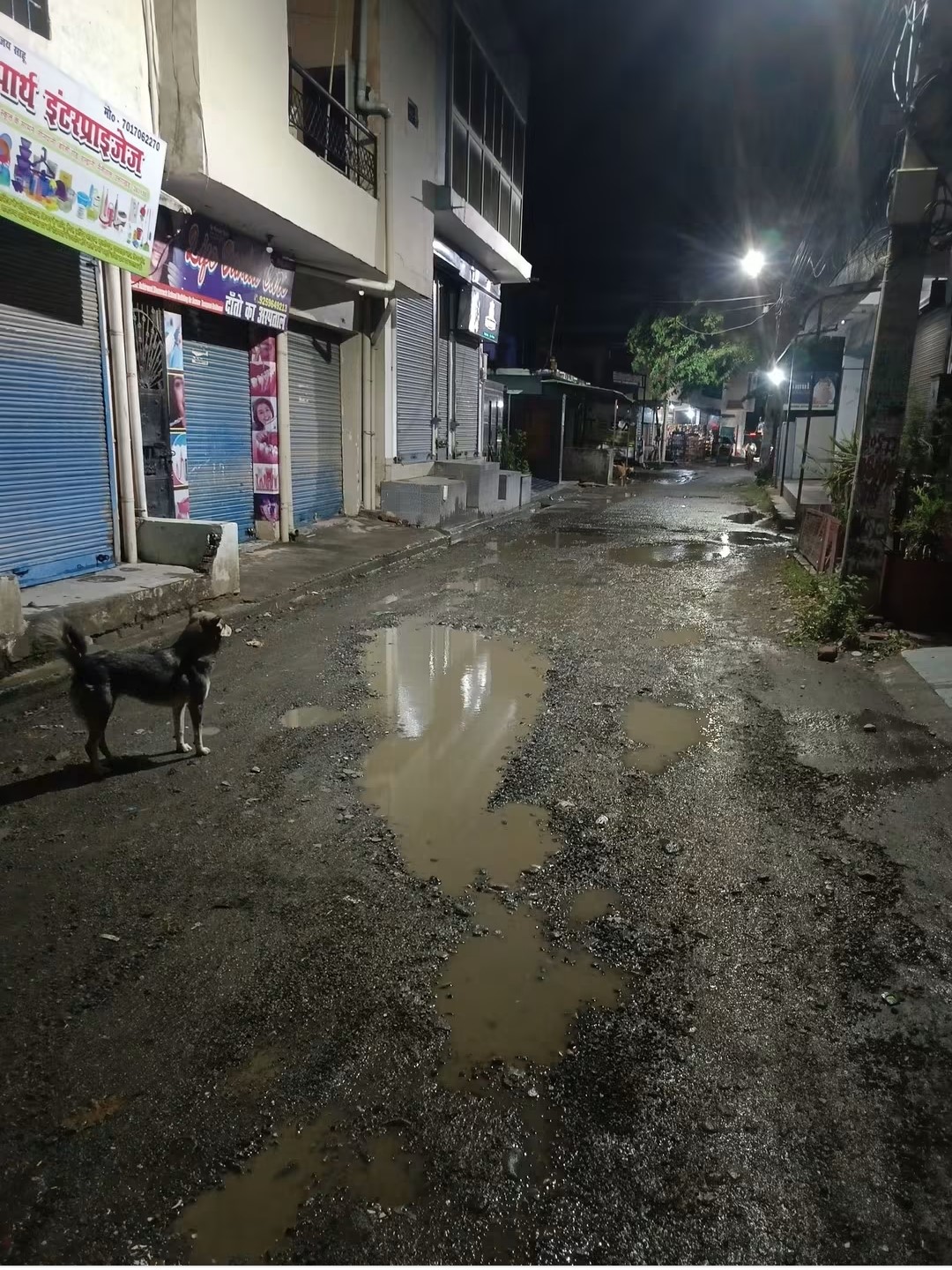 बच्चों के स्कूल के सामने गड्ढे ही गड्ढे अभी तक कोई समाधा तीन पानी