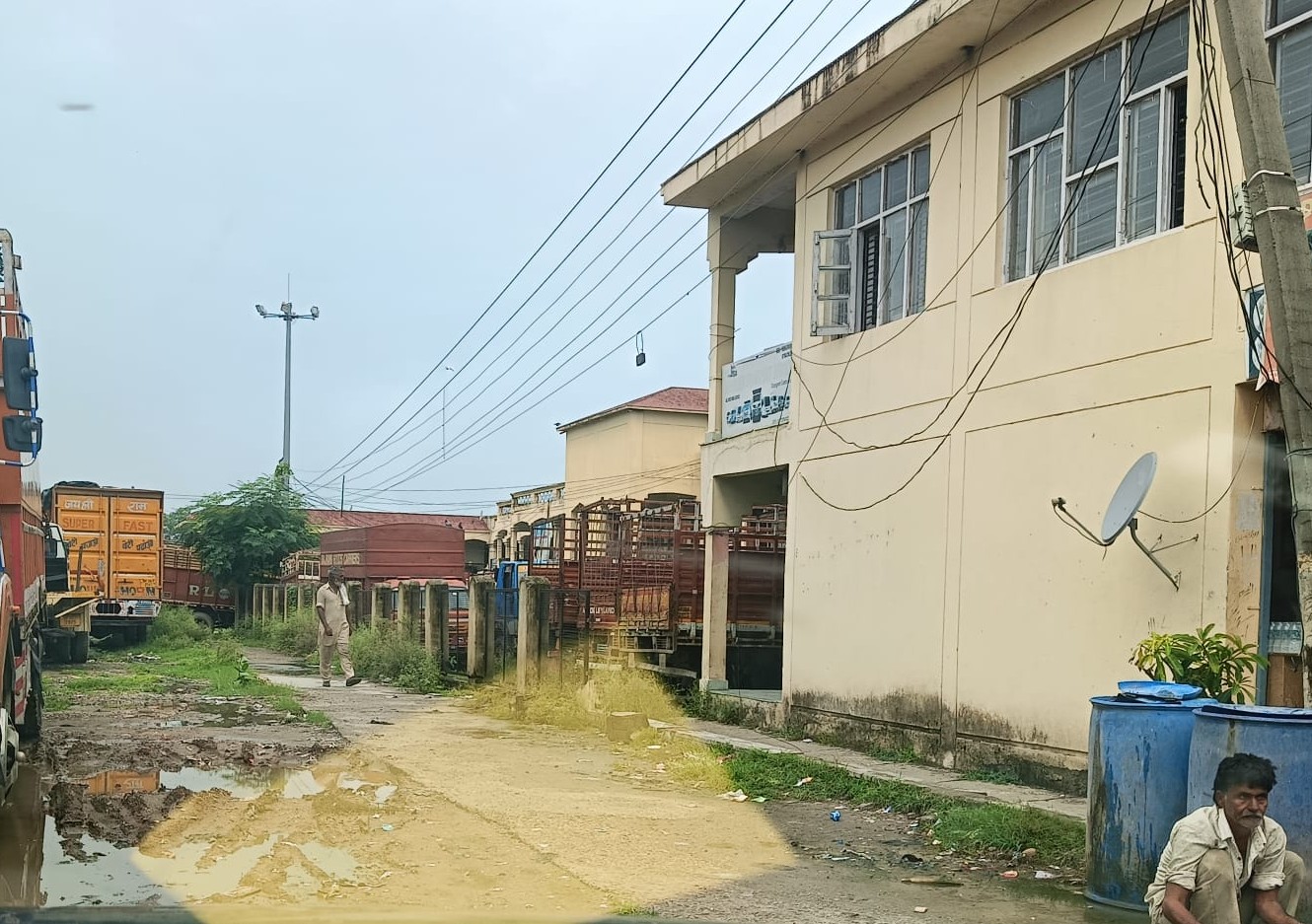 Unauthorized Parking of Commercial Vehicles Sparks Concern at SIDCO Phase 1 Shopping Complex in Samba