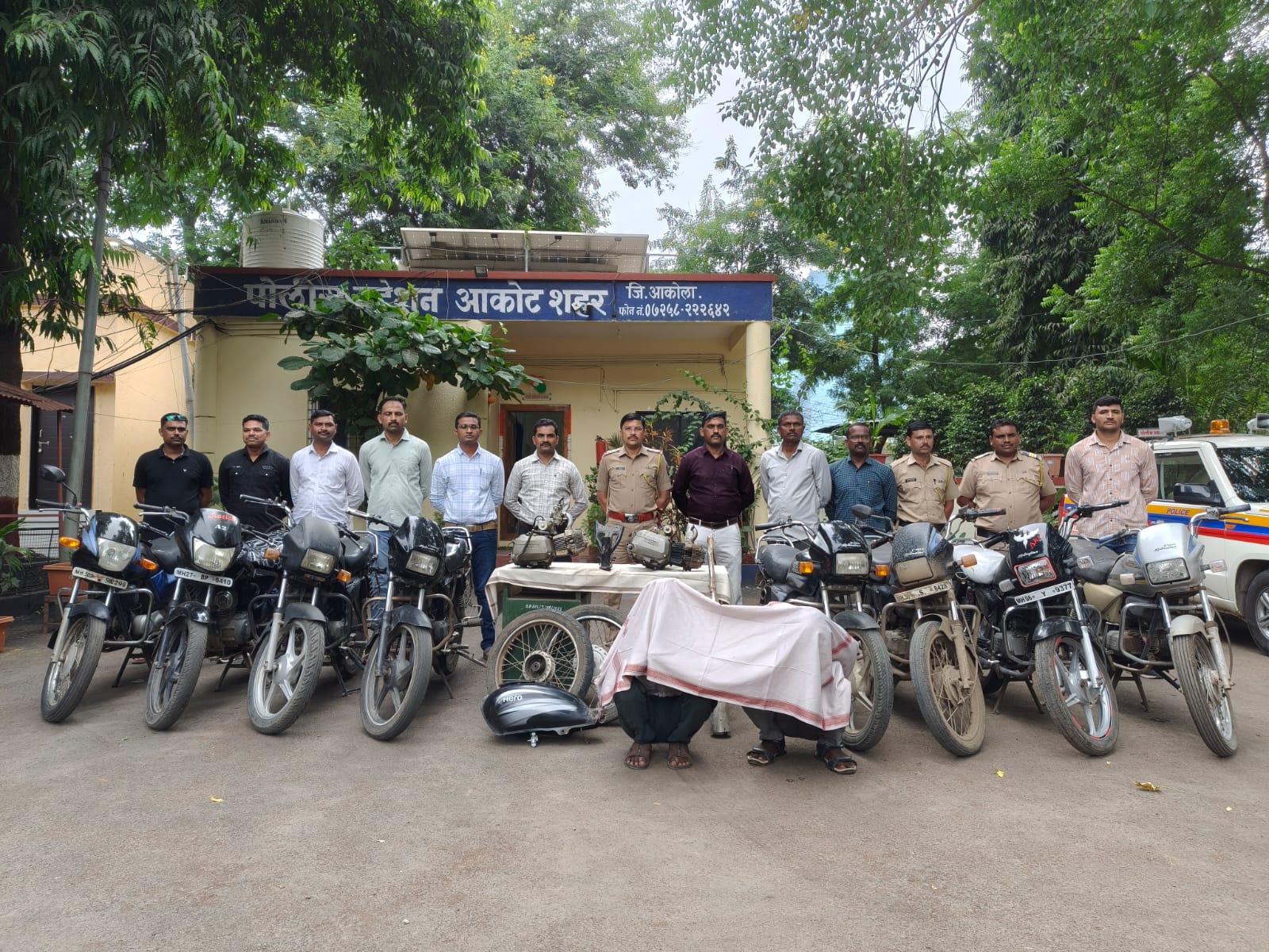 BREAKING: Akot Police Bust Vehicle Theft Gang; 8 Motorcycles and Spare Parts Worth ₹6.05 Lakh Seized, Two Arrested