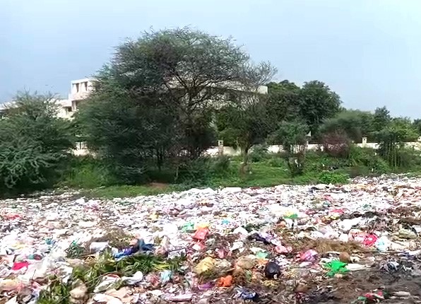 कोसली गांव में सरकारी अस्पताल के पास कूड़े का डंपयार्ड, पेयजल व्यवस्था पर भी उठे सवाल