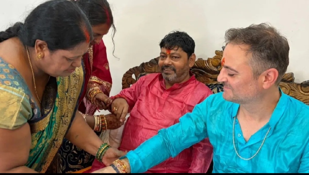 वसुधैव कुटुंबकम् का सजीव रूप:  जब जर्मन नागरिक की कलाई पर सजा भारतीय रक्षा सूत्र,