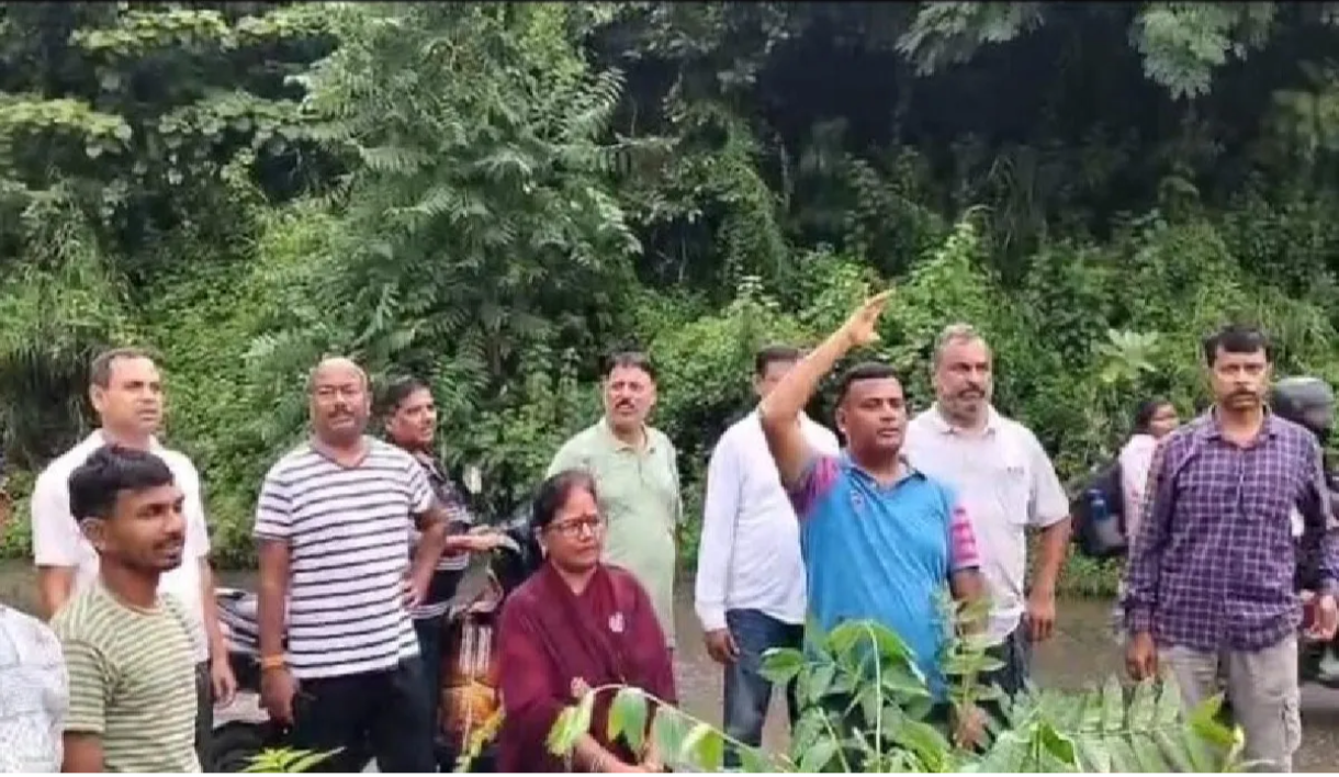 गोविंदपुर-अन्ना चौक की बदहाल सड़क पर फूटा ग्रामीणों का गुस्सा, गड्ढों में रोपे पौधे