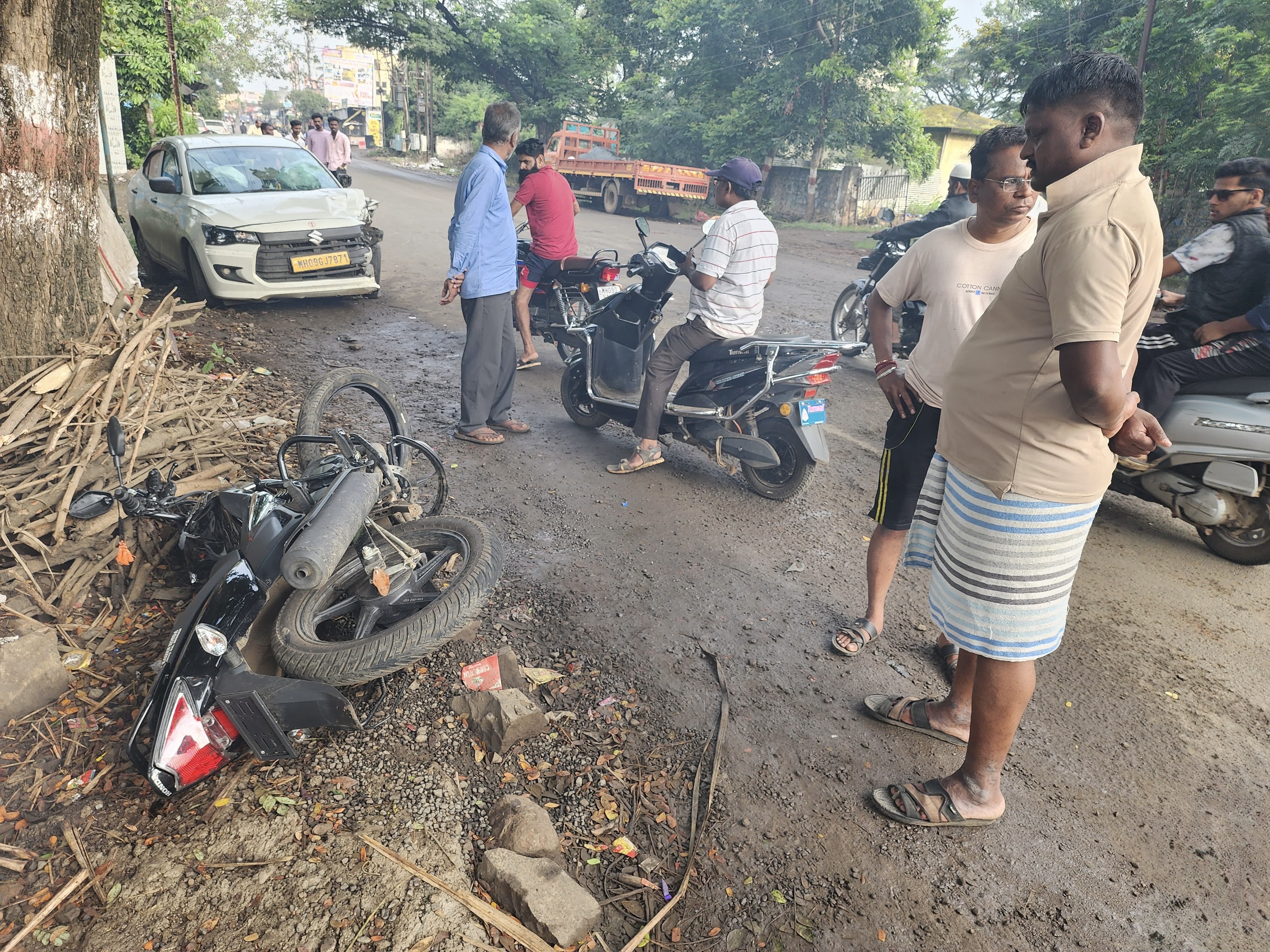 खड्डे चुकवताना कार-मोटरसायकलची धडक; मोटरसायकलस्वार गंभीर जखमी