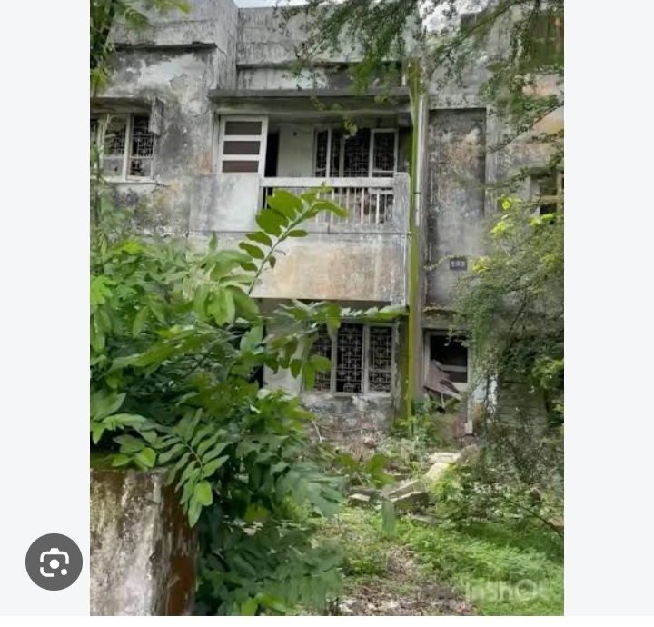 SOME DENGER BULIDING  HIGH RISK POSITION IN  DINBAZAR  JALPAIGURI