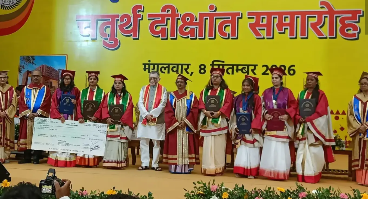 जमशेदपुर विमेंस यूनिवर्सिटी का चौथा दीक्षांत समारोह शुरू, राज्यपाल संतोष कुमार गंगवार हुए शामिल