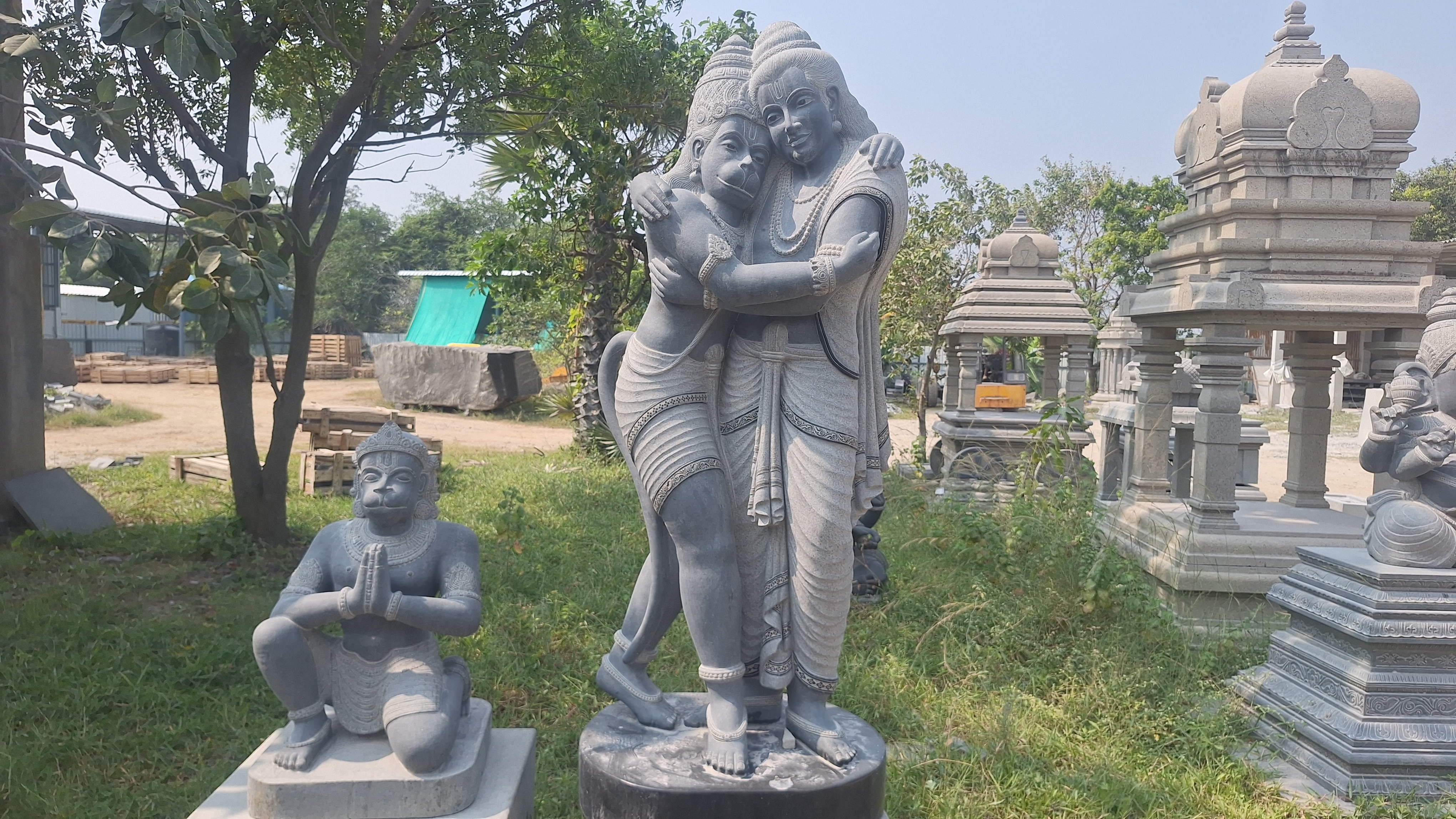 சிற்பத்தொழிலுக்கு தேவையான பாறைகளை வெட்டி எடுக்க பிரத்யேக கல்குவாரி ஒதுக்க கோரி சிற்பக்கலைஞர்கள் அரசுக்கு தொடர்ந்து வலியுறுத்தி வருகின்றனர்