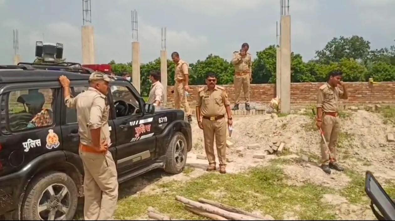 खेत में खड़ी स्विफ्ट कार से मिला युवक का शव, हत्या की आशंका से हड़कंप कौशांबी मंझनपुर के मोहम्मदपुर गांव के पास मिला शव, प्रयागराज के धूमनगंज निवासी 25 वर्षीय रवि यादव के रूप में हुई पहचान