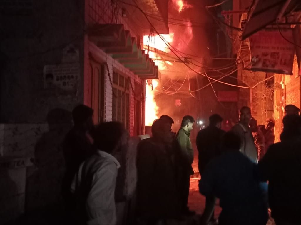 लखनऊ के चौक में किराना दुकान में लगी भीषण आग, संकरी गली के कारण दमकल को हुई परेशानी