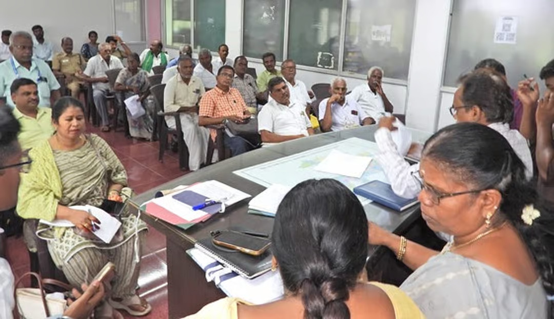 புகாா்கள் மீது நடவடிக்கை எடுக்காவிட்டால் கடும் நடவடிக்கை: கோட்டாட்சியா் எச்சரிக்கை