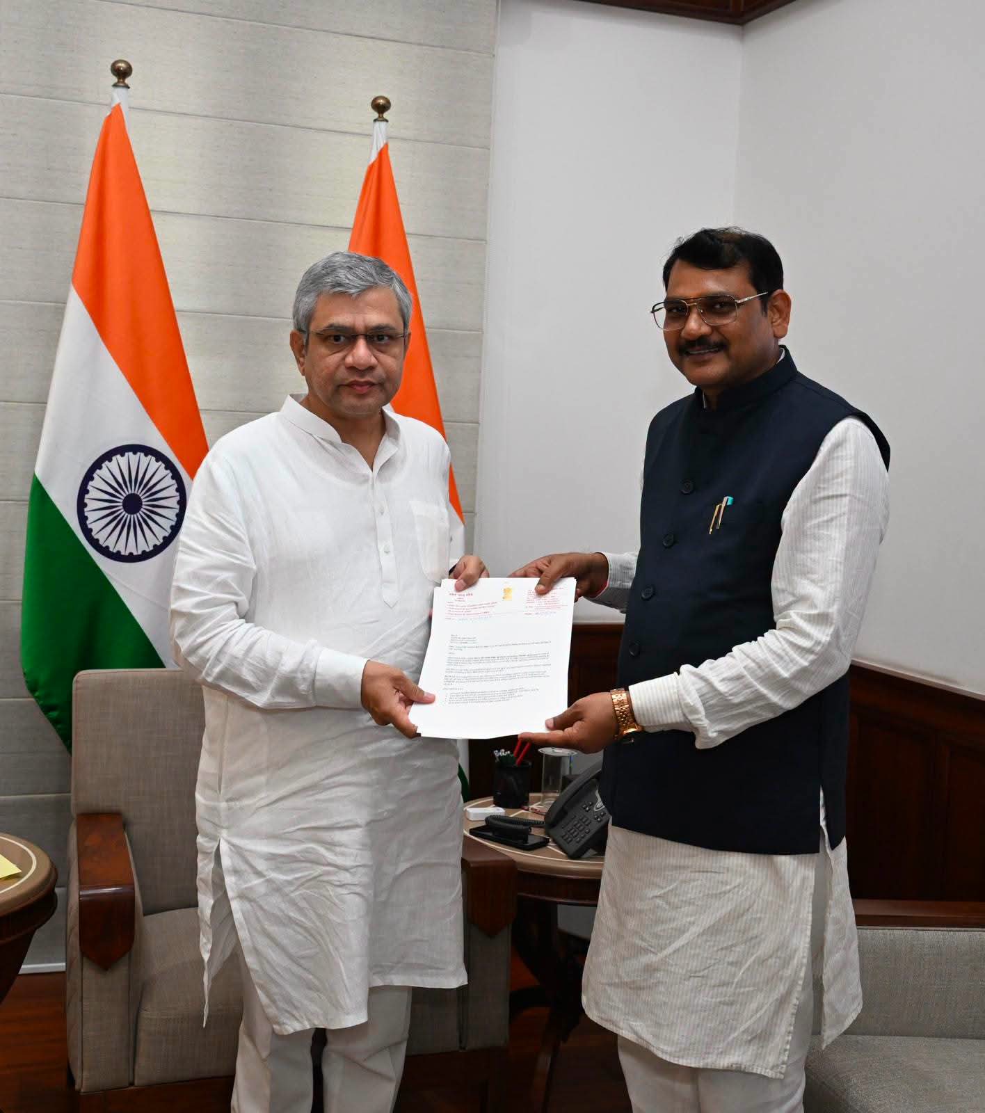 प्रतापगढ़ की रेल सेवा को मिला नया पड़ाव, अमरपाल मौर्य की पहल से जनसाधारण एक्सप्रेस के ठहराव का रास्ता साफ