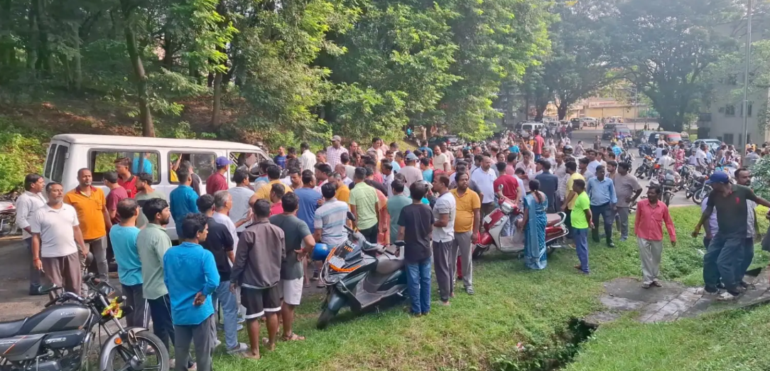 टेल्को में स्कूल वैन डिवाइडर से टकराईं, 16-17 बच्चे घायल; दो बच्चों और चालाक की हालत गंभीर