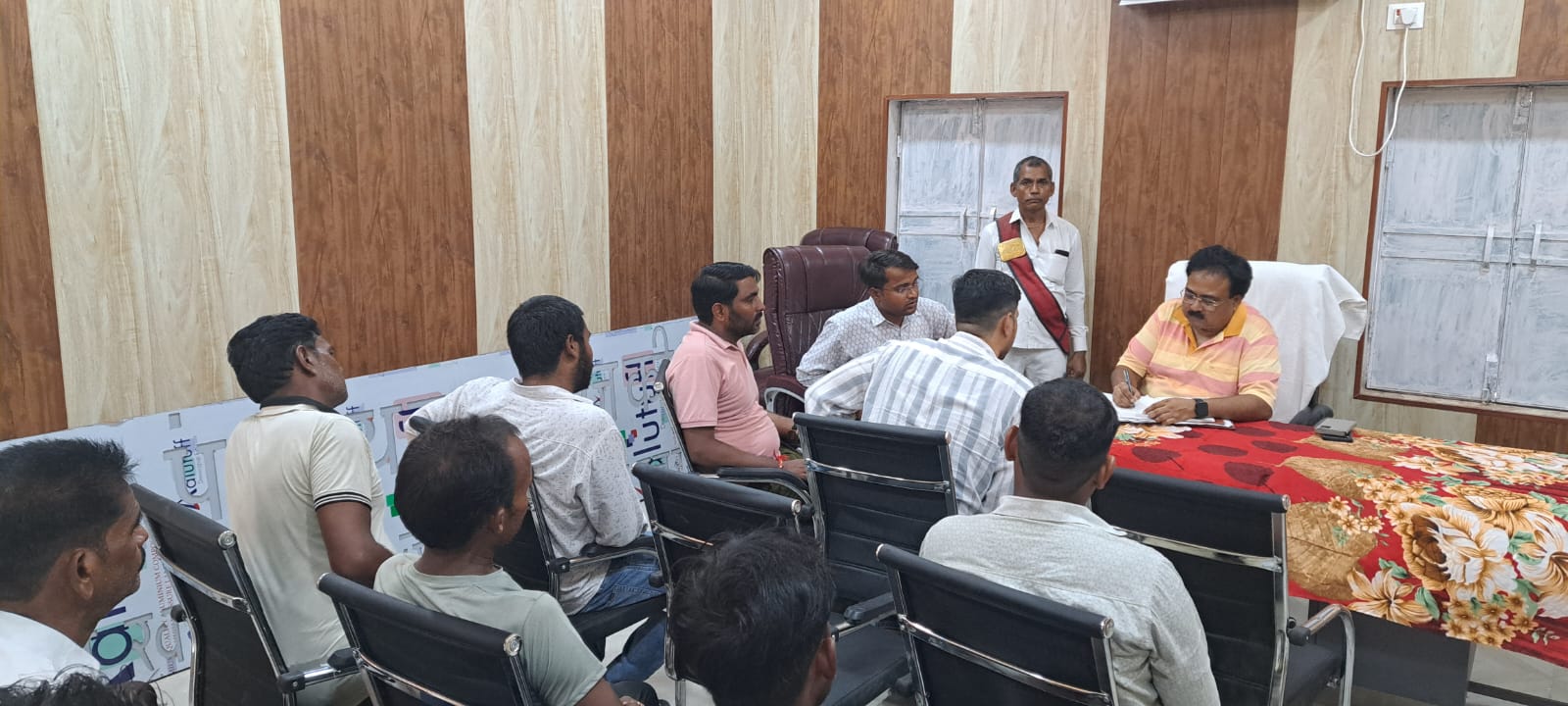 *राष्ट्रीय अवॉर्ड विजेता ग्राम पंचायत खाचकीमई का एसडीएम ने किया औचक निरीक्षण, विकास कार्यों को*  *एसडीएम सिराथू ने पंचायत भवन और अम्बेडकर डिजिटल लाइब्रेरी की व्यवस्थाएं जांची*,  *ग्रामीणों की समस्याएं