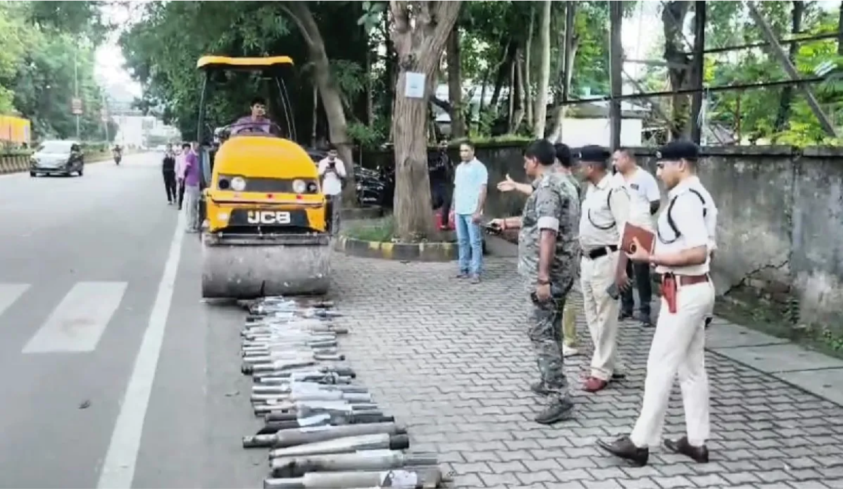 मॉडिफाइड साइलेंसर पर जमशेदपुर ट्रैफिक पुलिस की बड़ी कार्रवाई, 102 साइलेंसर रोड रोलर से किए गए नष्ट