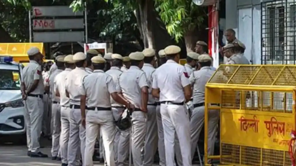 दिल्ली के एक पार्क में पुलिसकर्मी बनकर आए तीन लोगों ने किशोरी का बलात्कार किया