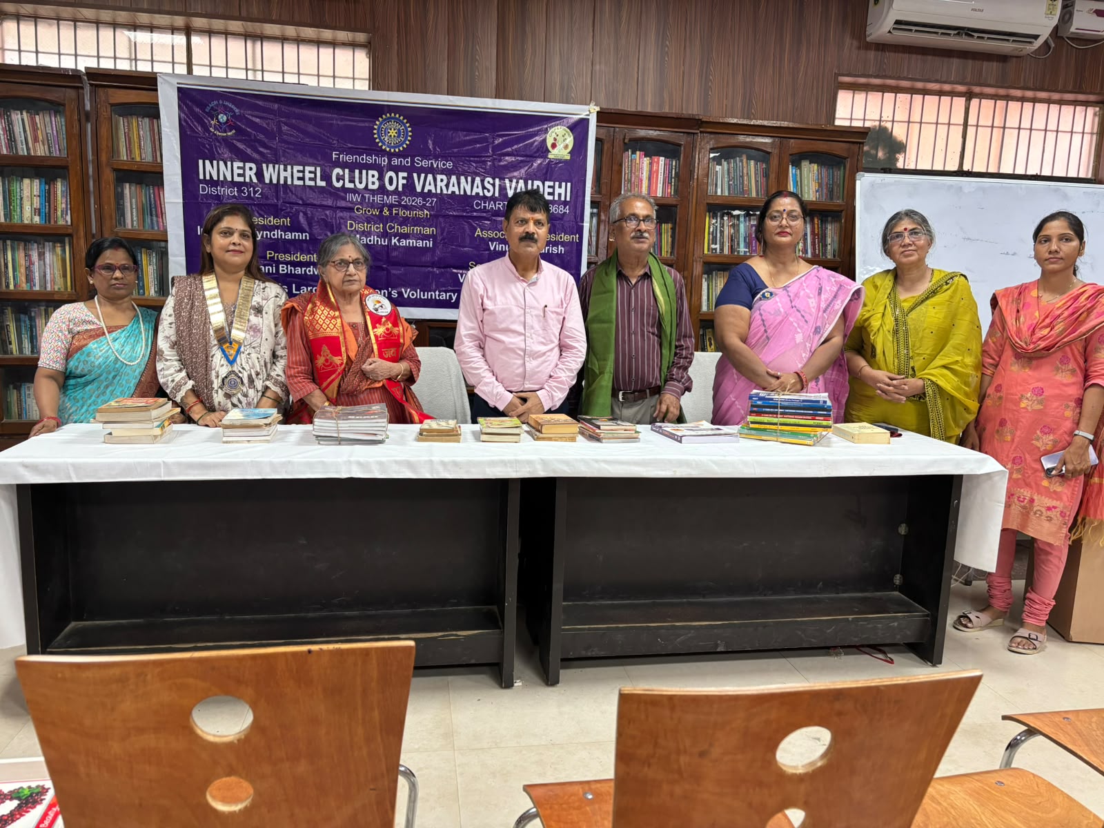 राजकीय जिला पुस्तकालय, में इनर व्हील क्लब ऑफ वाराणसी वैदेही ने दो सौ पुस्तकें दान की