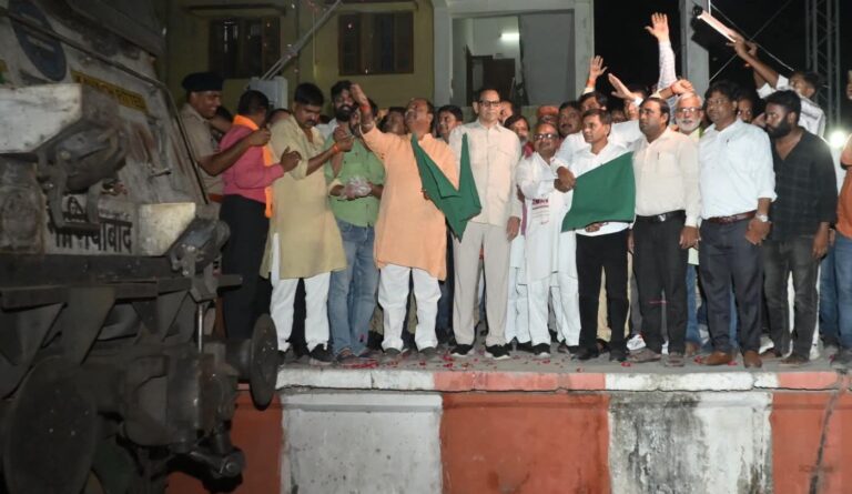 प्रतापगढ़ से दिल्ली की राह हुई आसान, जनसाधारण एक्सप्रेस को मिला ठहराव