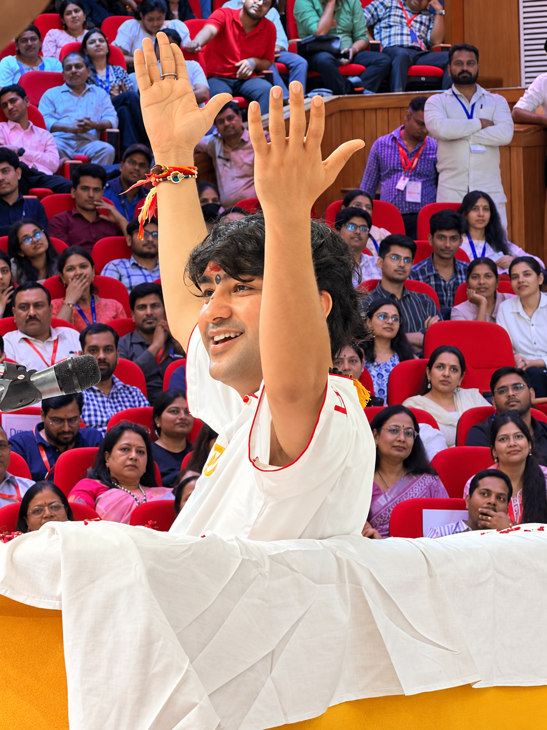शारदा यूनिवर्सिटी पहुंचे बागेश्वर धाम सरकार, छात्रों को दिया ‘माइंड सेट, लाइफ सेट’ का मंत्र
