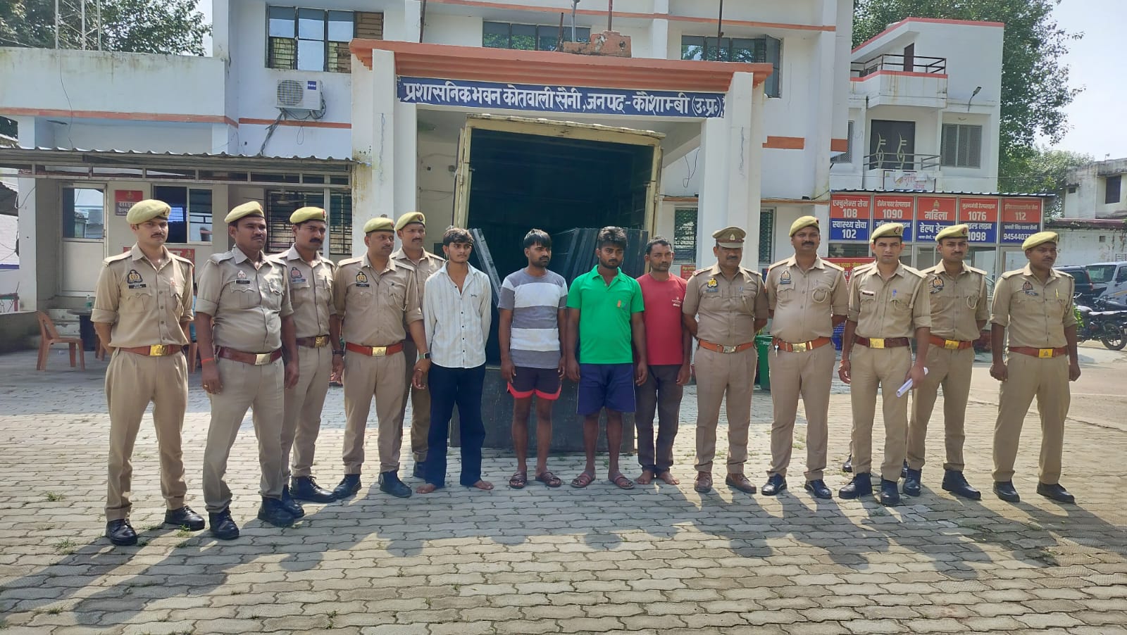 सैनी पुलिस टीम ने सोलर पैनल चोरी से संबंधित 04 अभियुक्तो को किया गिरफ्तार  थाना चरवा और थाना सैनी अंतर्गत हुई थी चोरी,चोरी के सोलर पैनल बरामद (आनंद कुमार द्विवेदी कौशाम्बी ब्यूरो) नारा, (कौशाम्बी)