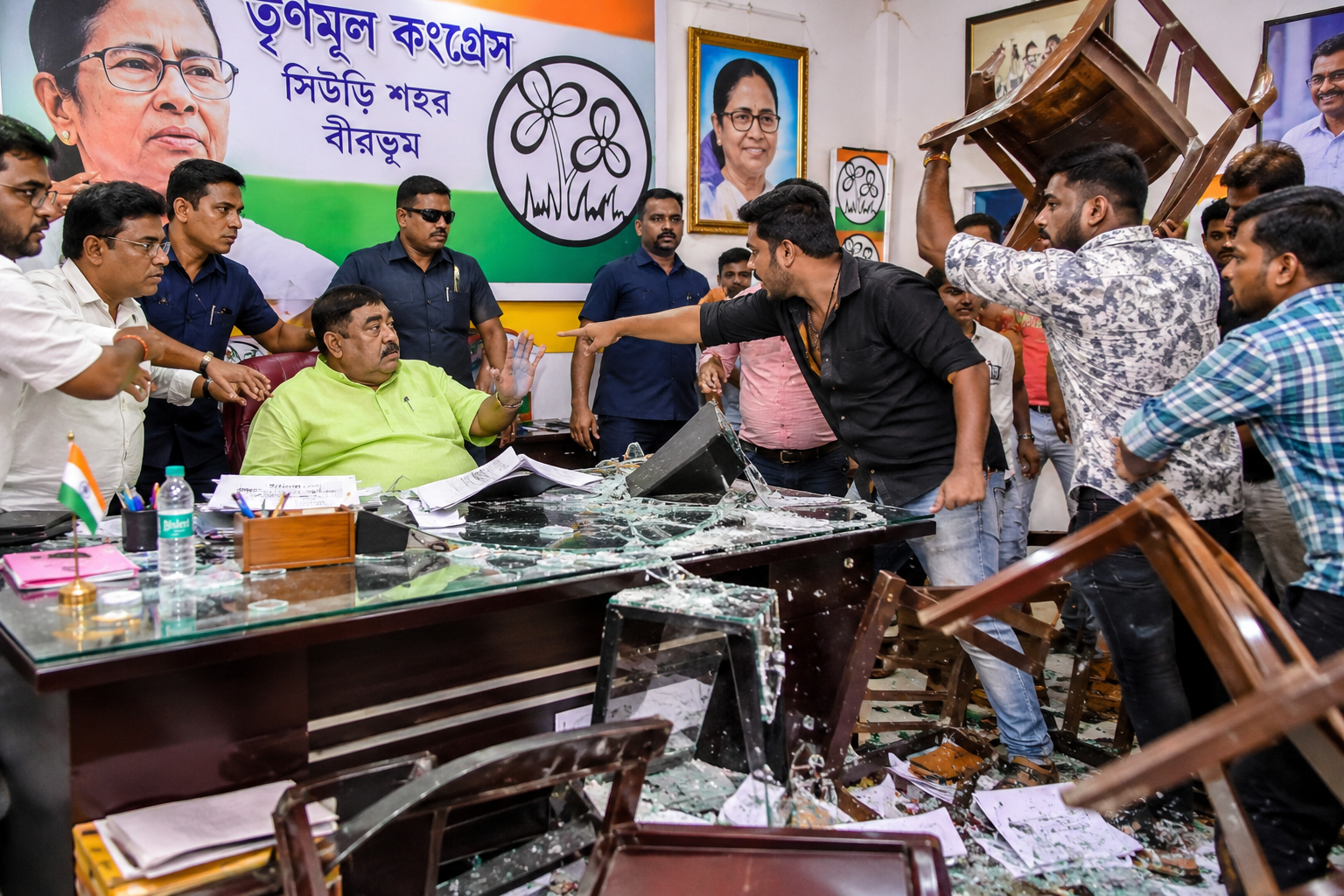 পশ্চিমবঙ্গের বীরভূম তথা সিউড়িতে অনুব্রত মন্ডলকে ঘিরে তাণ্ডব