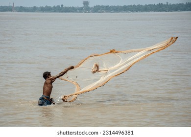 पंचगंगेपासून कृष्णेपर्यंत : स्थानिक मासे कुठे हरवत आहेत?  कोल्हापूरच्या मत्स्य जैवविविधतेचे बदलते चित्र; 2024च्या इन्व्हेंटरीला 2026च्या परिस्थितीची जोड