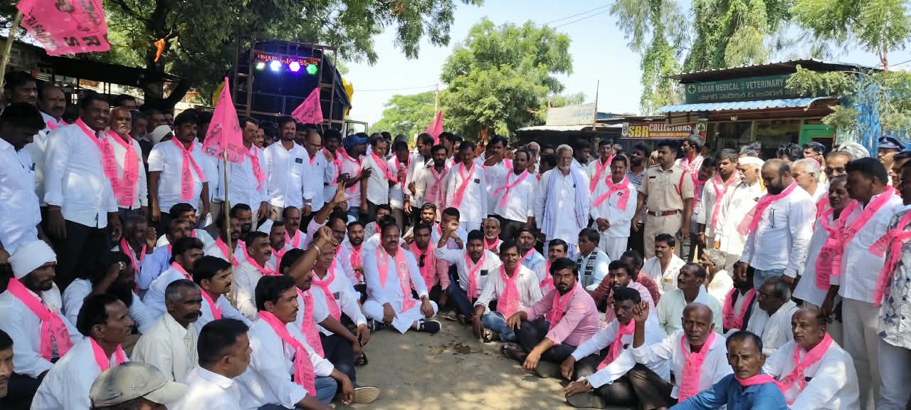 అధ్వానంగా మారిన రోడ్లపై పాదయాత్ర.. ధర్నా నిర్వహించిన Narayankhed మాజీ ఎమ్మెల్యే భూపాల్ రెడ్డి
