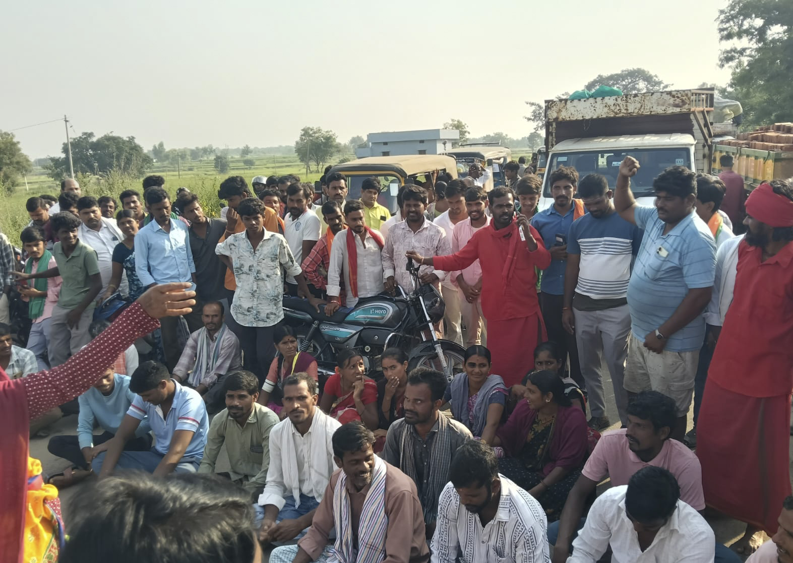 BRS and farmers stage protest on the road in front of the Ralyamadugu substation Demand for quality 24-hour power supply and protection of crops Farmers urge the government to resolve electricity-rela