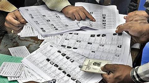தமிழ்நாட்டில் 18 வயது நிறைவடைந்தோருக்கு, முதல்முறை வாக்காளர் பட்டியலில் பெயர் சேர்க்க அக். 10-ல் முகாம்!!