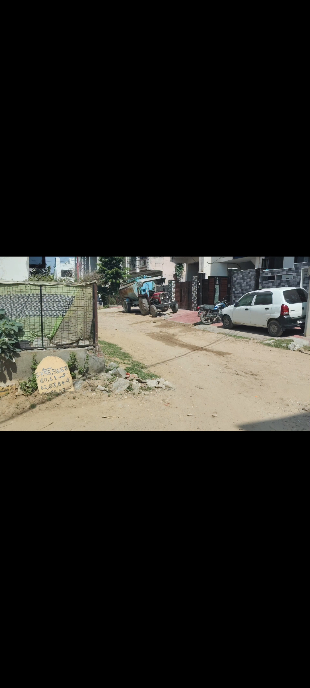 ठेकेदार द्वारा पानी पाइप लाइन को बीच में ही छोड़ दिया गया।