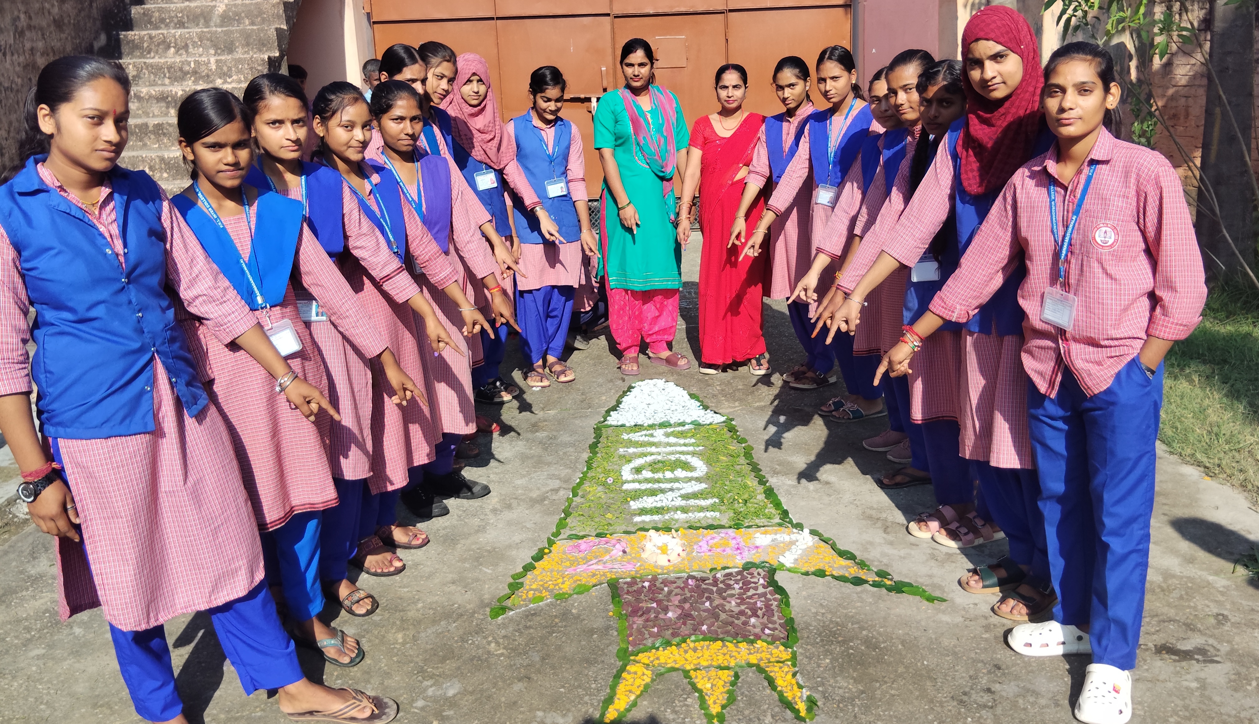 फूल-पत्तियों की रंगोली में साकार हुआ विकसित भारत और विकसित उत्तर प्रदेश का सपना