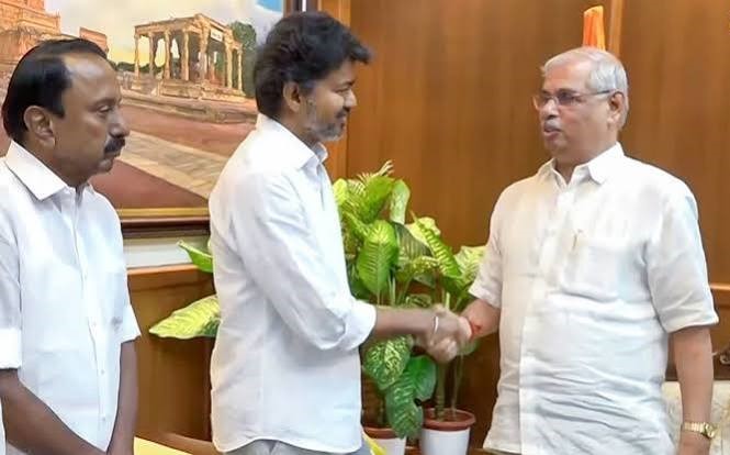 தமிழகத்தின் முழு நேர ஆளுநராக ஆர்.வி. ஆர்லேகர் பொறுப்பேற்றார்! முதல்வர் விஜய் வாழ்த்து!