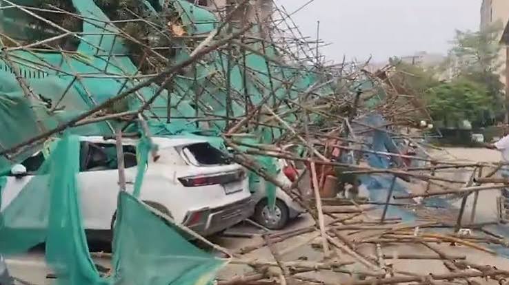 Noida: Scaffolding Collapse at Under-Construction Building Damages 14 Vehicles, No Casualties Reported