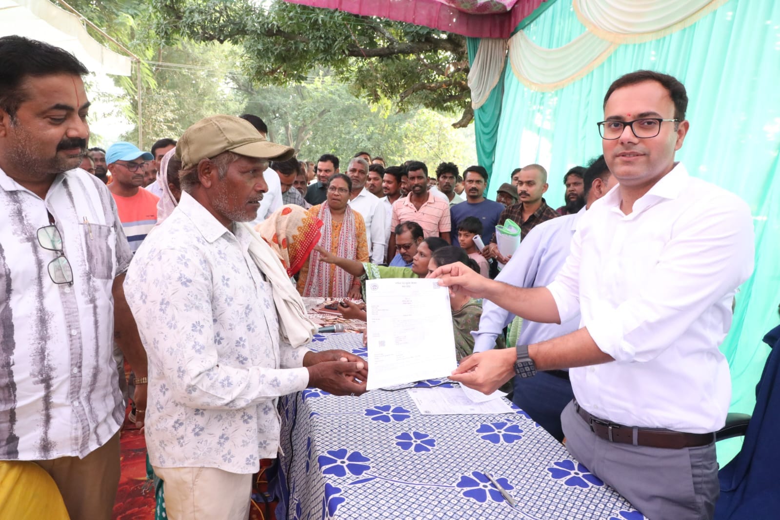 IPU News * *मुख्यमंत्री जन-विश्वास अभियान ने नत्थूलाल और यशपाल को दी खुशियों की सौगात,कलेक्टर श्री आशीष तिवारी ने सौंपी निःशुल्क रजिस्ट्री* *अपने जमीन के मालिकाना हक की निःशुल्क रजिस्ट्री पाकर