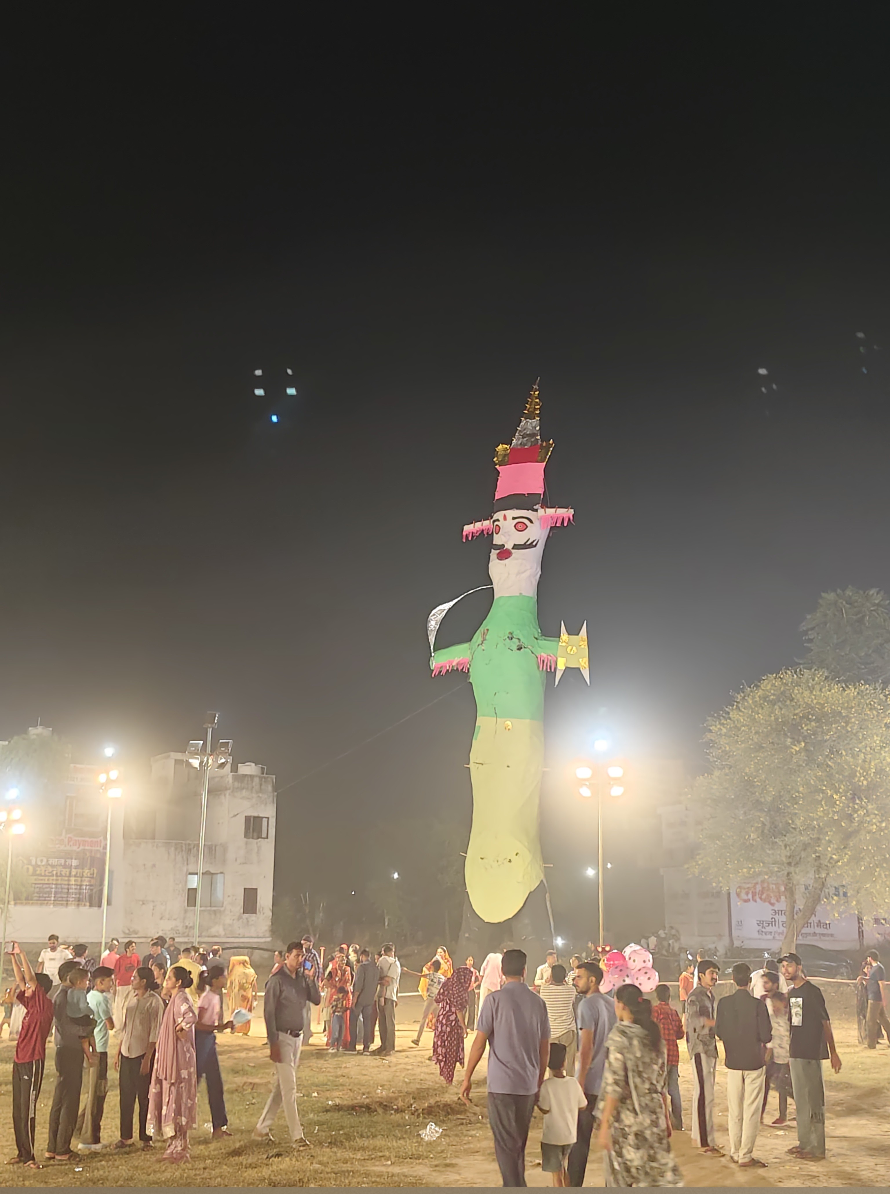 रावण दहन पर हुआ कार्यक्रम और लगा मेला
