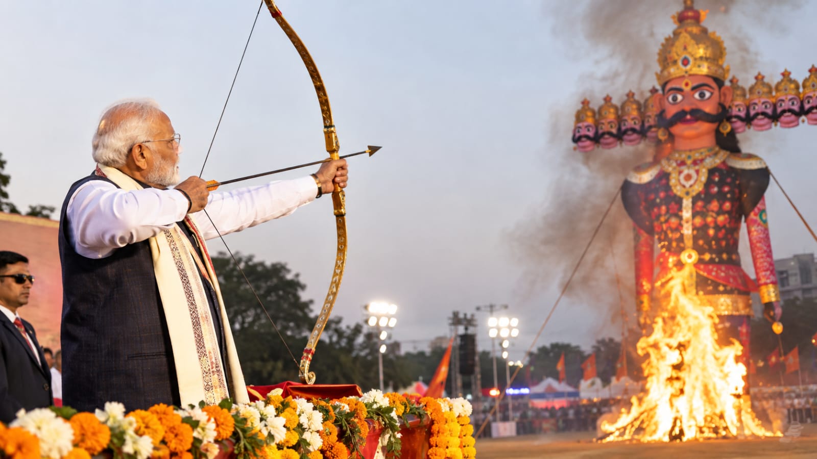 दिल्ली में प्रधानमंत्री मोदी ने किया रावण दहन, भगवान राम के आदर्शों पर दिया जोर