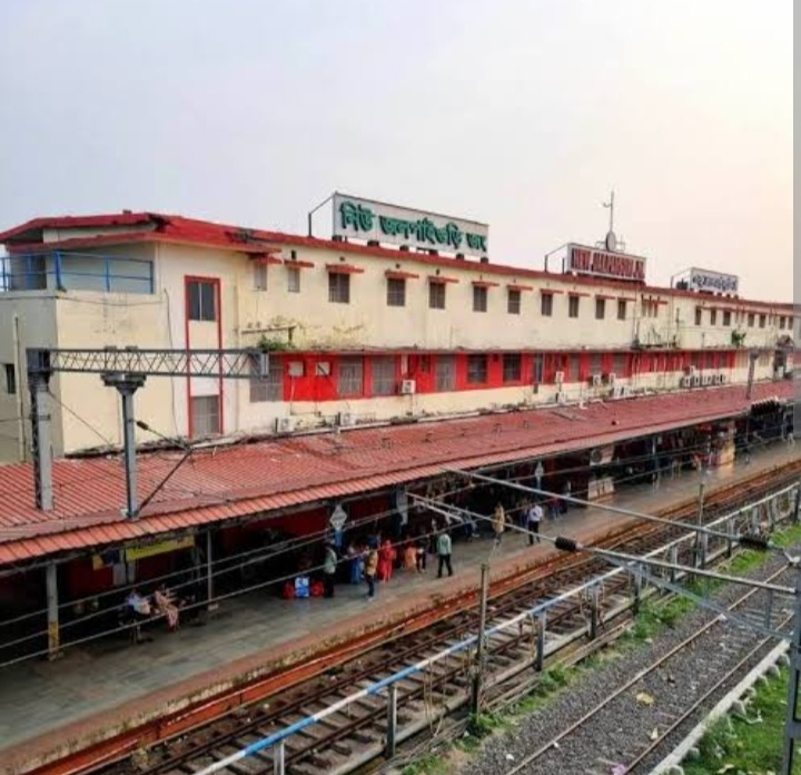 Under the North Frontier Railway zone, the railway station in New Jalpaiguri  THEIR INPORTANT  IN NORTH BENGAL  AND THEIR ESTABLISHMENT HISTORY