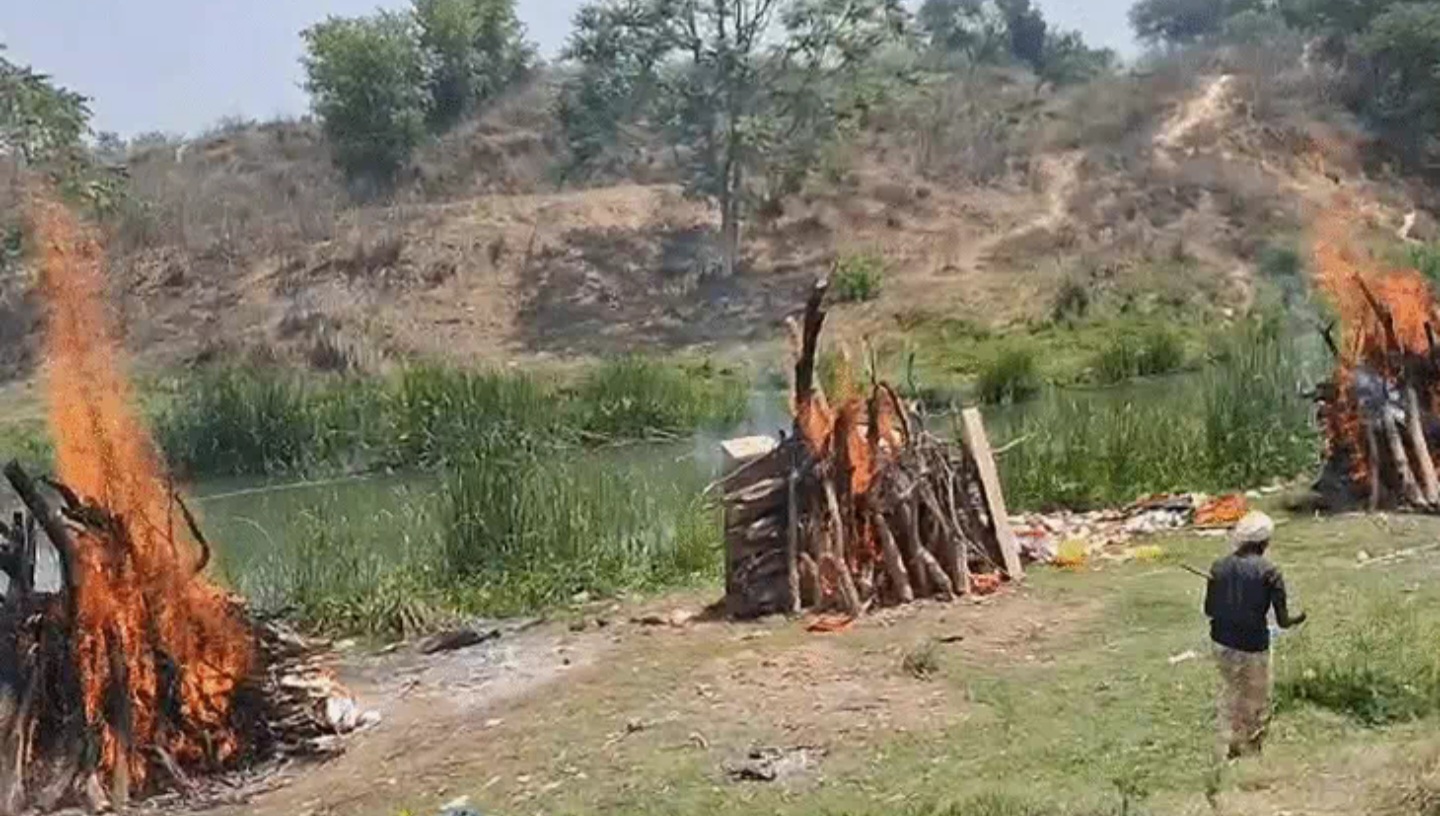 वेदांता पावर प्लांट हादसा: सोनभद्र के पीपरखाड़ गांव में तीन मजदूरों का अंतिम संस्कार, एक साथ जलीं तीन चिताएं