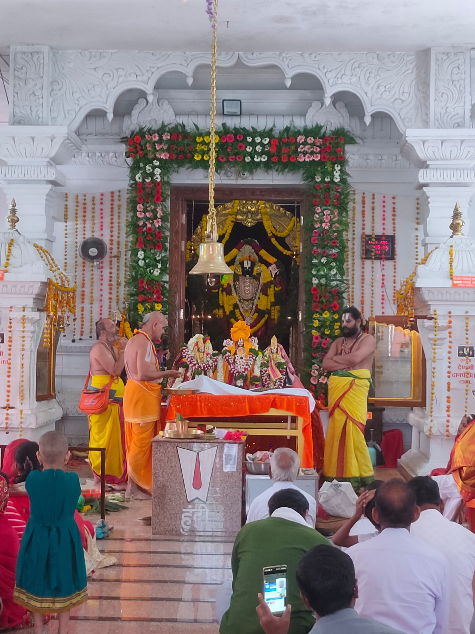 कळंब ( शिवप्रसाद बियाणी ) येथे व्येंकटरमना गोविंदा च्या गजरात बालाजी देवस्थान कळंबच्या वतीने वार्षिक ब्रह्मोत्सव निमित्ताने शहरात पारंपारिक वाद्य वादका सहित भव्य अशी शोभायात्रा काढण्यात आली.