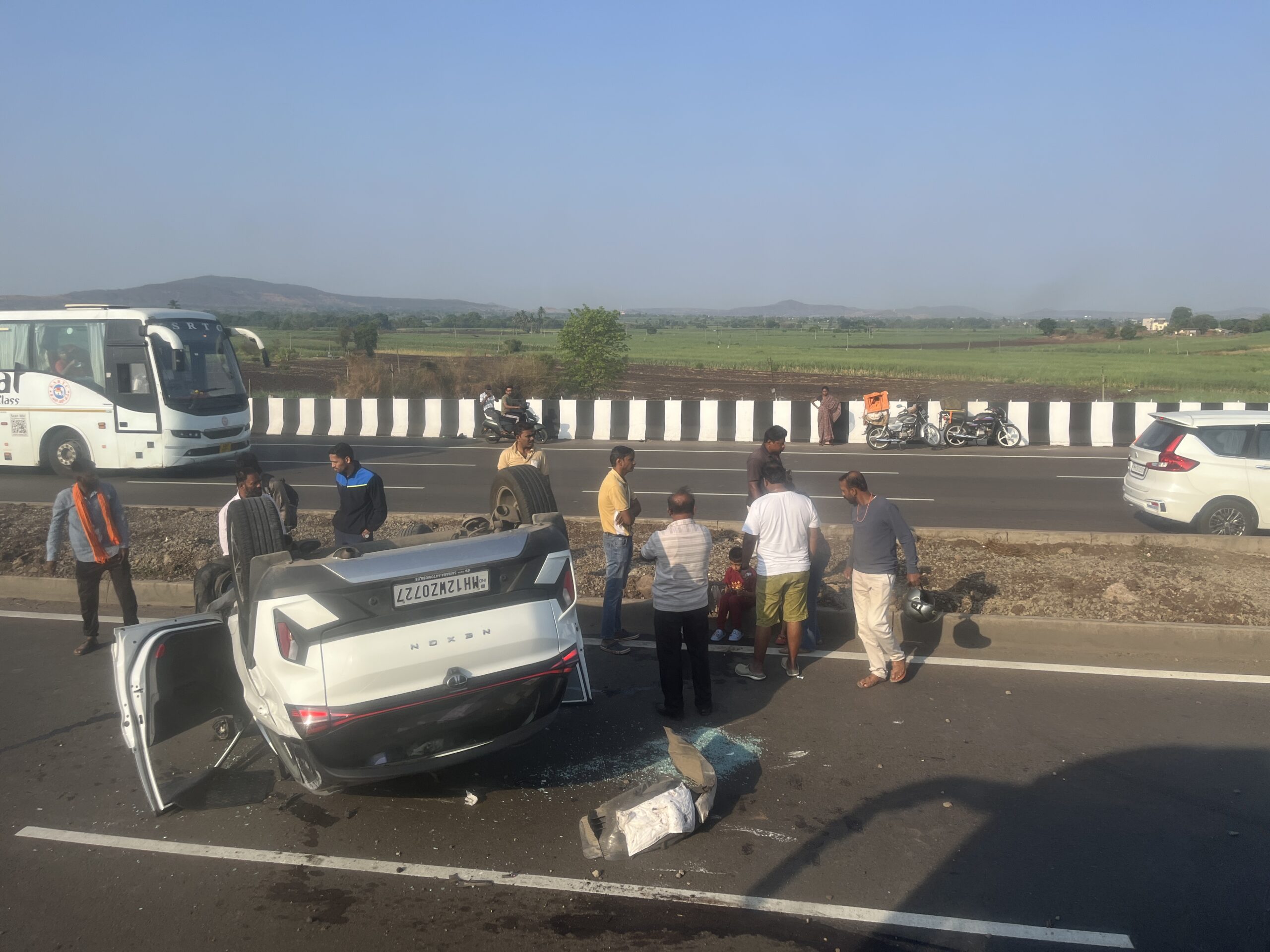 Pune-Registered Hyundai i20 Overturns Near Kasegaon Between Karad and Kolhapur; Cause Under Investigation